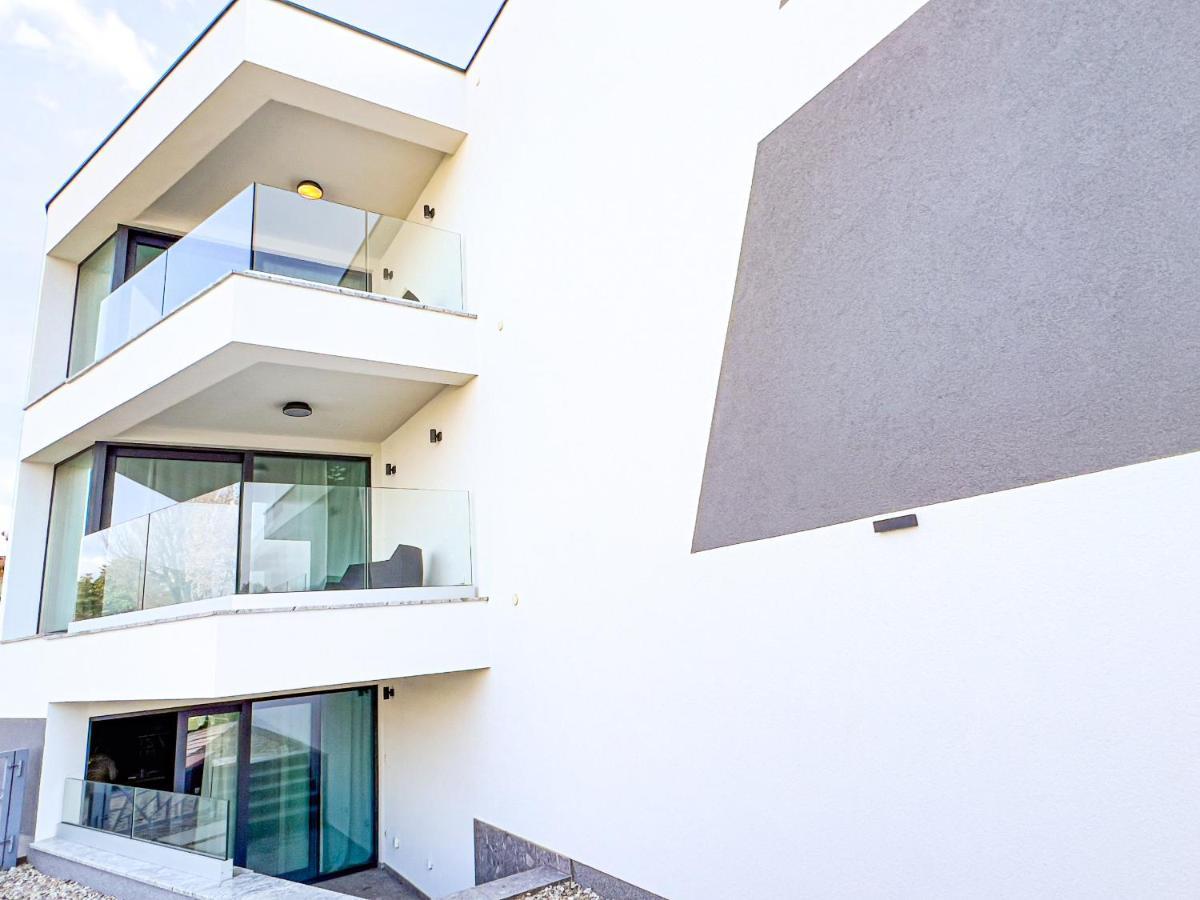 Villa Mirno More Apartments Malinska Exterior foto